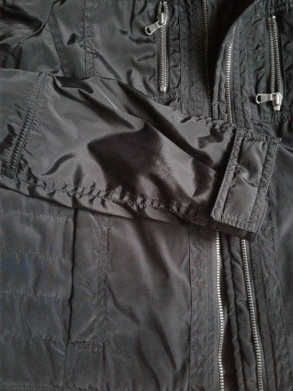 куртка чорного кольору легка не утеплена в ідеальному стані кишені на замках рук. . фото 4