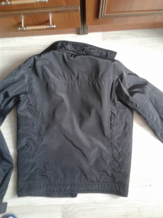 куртка чорного кольору легка не утеплена в ідеальному стані кишені на замках рук. . фото 5