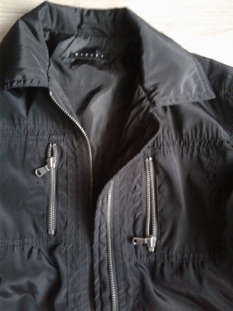 куртка чорного кольору легка не утеплена в ідеальному стані кишені на замках рук. . фото 3