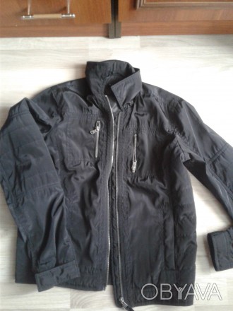 куртка чорного кольору легка не утеплена в ідеальному стані кишені на замках рук. . фото 1