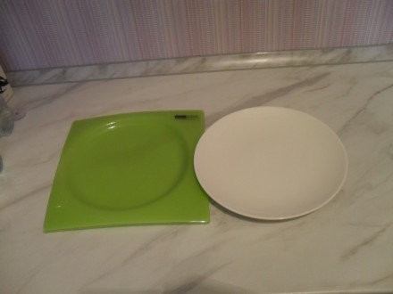 Тарелка на подставке, в коробке, размер подставки 21,5*21,5 см диаметр тарелки 2. . фото 3