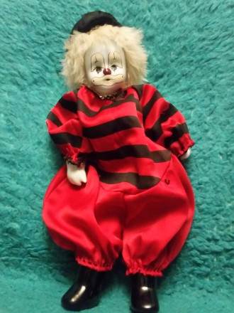 Продам игрушку клоун в красном костюме.  Голова, ручки и ноги фарфоровые. Высота. . фото 3