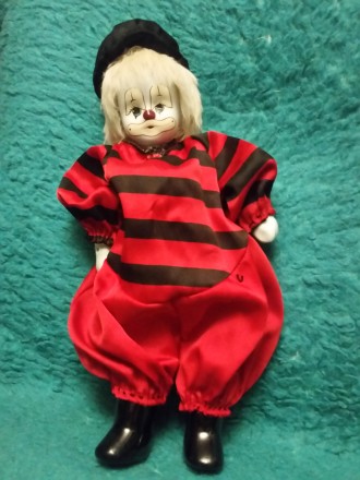 Продам игрушку клоун в красном костюме.  Голова, ручки и ноги фарфоровые. Высота. . фото 4