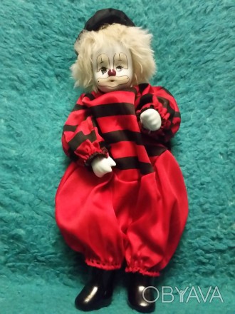 Продам игрушку клоун в красном костюме.  Голова, ручки и ноги фарфоровые. Высота. . фото 1