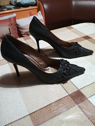 Продам женские туфли (классика) из натуральной кожи, чёрного цвета, спереди туфл. . фото 2