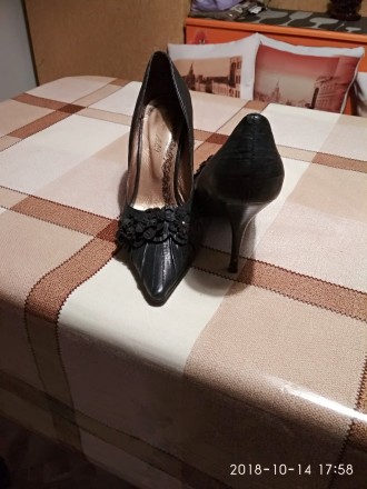 Продам женские туфли (классика) из натуральной кожи, чёрного цвета, спереди туфл. . фото 3