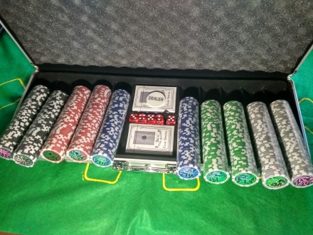 Покерный набор на 500 фишек с номиналом новый для большой компании

В набор вх. . фото 4