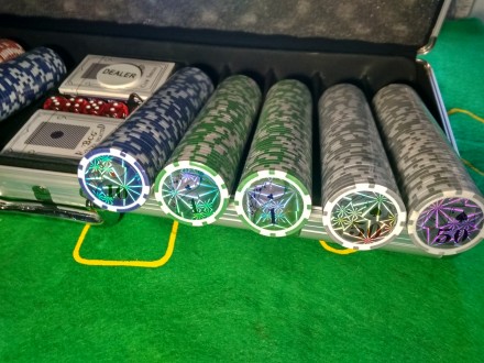 Покерный набор на 500 фишек с номиналом новый для большой компании

В набор вх. . фото 3