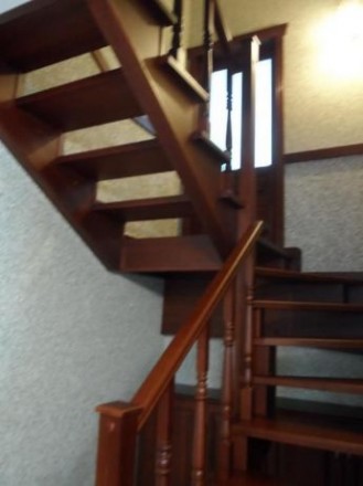 Лестницы -изготовление покраска  монтаж Массив дерева.Заашивка бетонных и металл. . фото 6