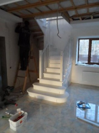 Лестницы -изготовление покраска  монтаж Массив дерева.Заашивка бетонных и металл. . фото 4