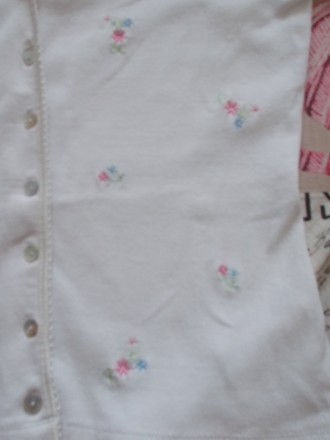 Белая кофточка на пуговицах с узором из вышитых цветочков, рукава на 3/4. Ткань . . фото 4