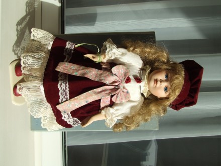 Фарфоровая Колекционная Германская кукла № 724 В раз.45х15см. состояние Люкс + п. . фото 3
