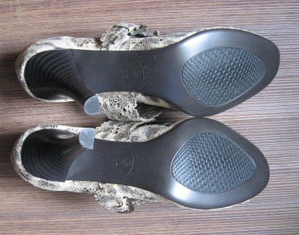 Новые оригинальные золотистые туфли на высоком каблуке 9см
В самом широком мест. . фото 3