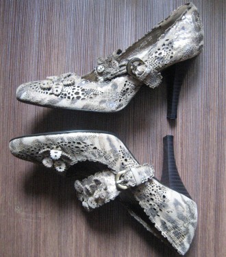 Новые оригинальные золотистые туфли на высоком каблуке 9см
В самом широком мест. . фото 4