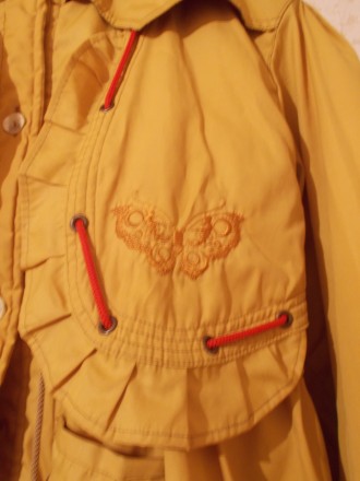 Детское пальто на пуговицах горчичного цвета. На подкладке, с отстегивающимся ка. . фото 3