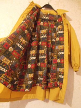 Детское пальто на пуговицах горчичного цвета. На подкладке, с отстегивающимся ка. . фото 8