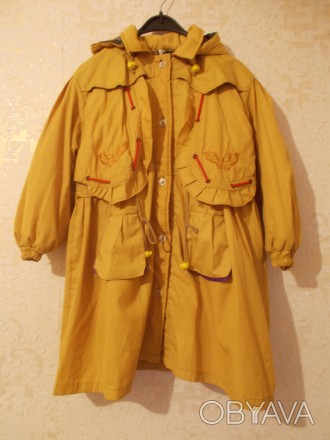 Детское пальто на пуговицах горчичного цвета. На подкладке, с отстегивающимся ка. . фото 1