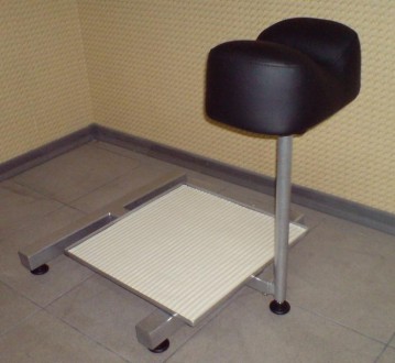 Характеристики: Кресло педикюрное на гидроподъемнике, собрано на сварной металли. . фото 2