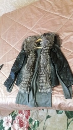 Модная куртка-жилетка с меховым капюшоном в отличном состоянии. Утеплена. Размер. . фото 4