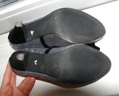 Нарядные серебряные туфли с паетками 38 р., 
Стелька 25 см (см. фото).
Состоян. . фото 6