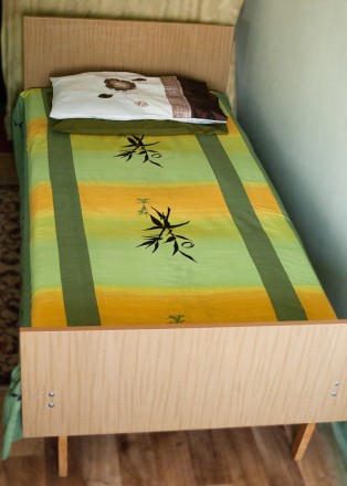 Класичне, прямокутне, лаконічне одномісне ліжко б/в
 (виробництво НДР)
Спинки . . фото 5