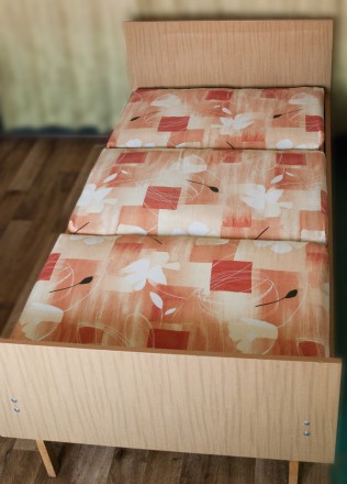 Класичне, прямокутне, лаконічне одномісне ліжко б/в
 (виробництво НДР)
Спинки . . фото 2
