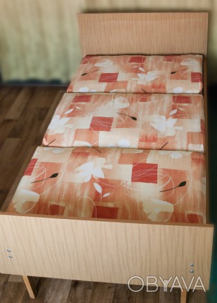Класичне, прямокутне, лаконічне одномісне ліжко б/в
 (виробництво НДР)
Спинки . . фото 1