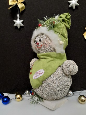 Декоративная новогодняя игрушка Снеговик соломенный в шапочке и шарфике Зеленый.. . фото 4
