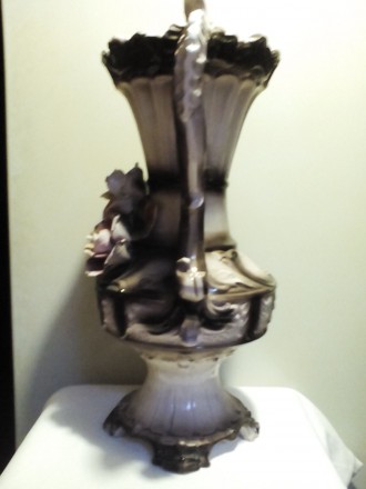 Очень красивая большая напольная ваза с ручной лепкой в виде больших ярких роз п. . фото 5