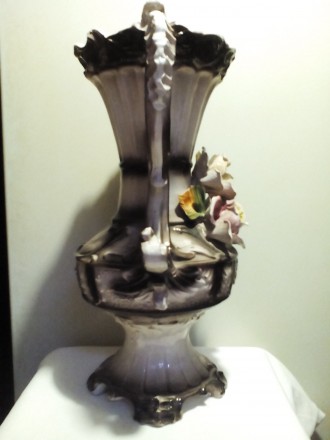 Очень красивая большая напольная ваза с ручной лепкой в виде больших ярких роз п. . фото 4