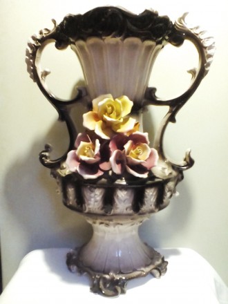 Очень красивая большая напольная ваза с ручной лепкой в виде больших ярких роз п. . фото 2