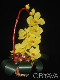 Корзинка орхидей в каждом цветочке спрятанна вкусная конфетка.Оформленно в стиле. . фото 3