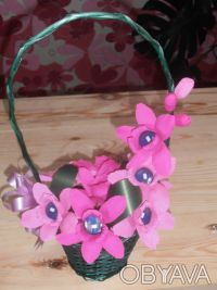Корзинка орхидей в каждом цветочке спрятанна вкусная конфетка.Оформленно в стиле. . фото 4