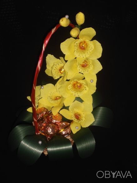 Корзинка орхидей в каждом цветочке спрятанна вкусная конфетка.Оформленно в стиле. . фото 1