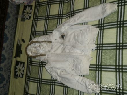 Кофта-куртка белая теплая на подкладке, капюшон, змейка (р135-140) длина рукава . . фото 1