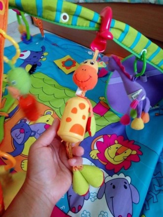 коврик в хорошем состоянии.В дополнение дарю игрушку на коляску жираф колокольчи. . фото 3