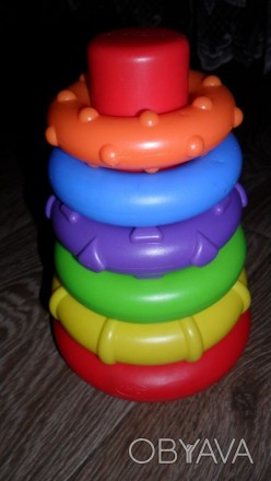 Пирамидка из пяти разноцветных колец.одно кольцо немного с дефектом.. . фото 1