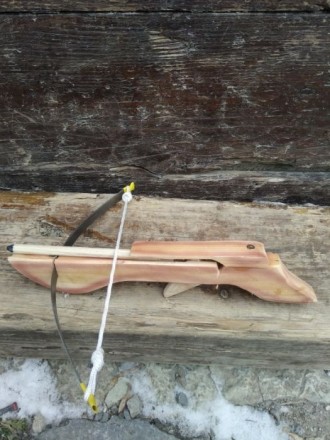 Дерев'яні арбалети ручної роботи, в комплекті дві стріли, також стріляють олівця. . фото 2