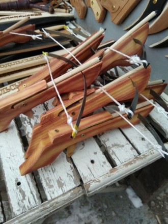 Дерев'яні арбалети ручної роботи, в комплекті дві стріли, також стріляють олівця. . фото 3