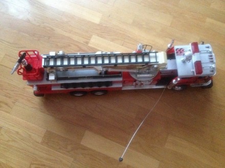 Пожарная машина красная радиоуправляемая, длина 70 см, высота 25 со сложенной ст. . фото 3