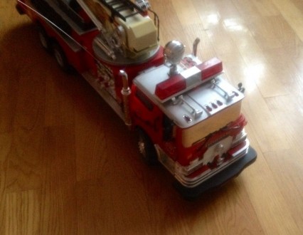 Пожарная машина красная радиоуправляемая, длина 70 см, высота 25 со сложенной ст. . фото 4