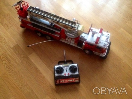 Пожарная машина красная радиоуправляемая, длина 70 см, высота 25 со сложенной ст. . фото 1