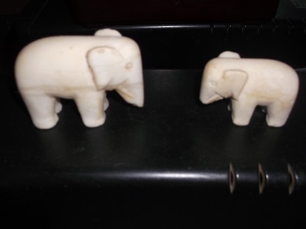 Два слоника из белого мрамора, главные дефекты которых - сломаны часть хоботов, . . фото 2