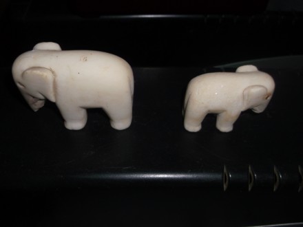 Два слоника из белого мрамора, главные дефекты которых - сломаны часть хоботов, . . фото 3