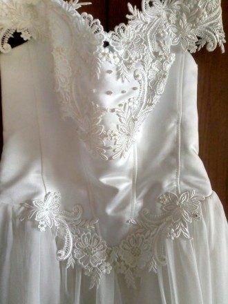 Очень красивое свадебное платье 44-46 размера в отличном состоянии, цвет белый, . . фото 4