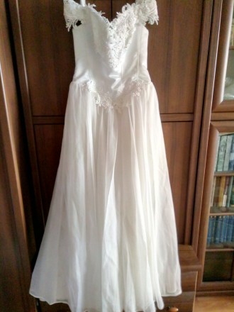 Очень красивое свадебное платье 44-46 размера в отличном состоянии, цвет белый, . . фото 3
