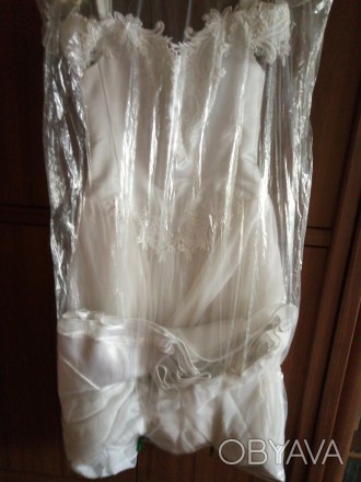Очень красивое свадебное платье 44-46 размера в отличном состоянии, цвет белый, . . фото 1