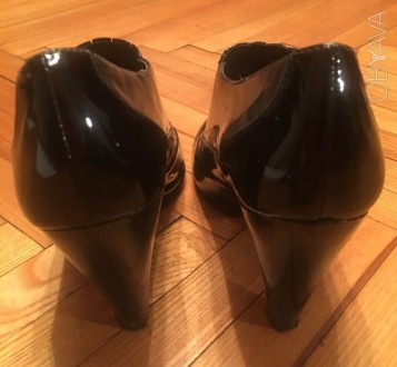 Стильные лаковые (основной цвет черные в сочетании с темно-серым) закрытые туфли. . фото 4