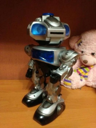 Подарили робота ребенку, но не играл вообще, ему нравятся машины). . фото 6