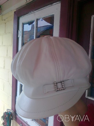 Новая женская кепка белого цвета,кожаная,довольно объемная,козырек заправляется . . фото 1